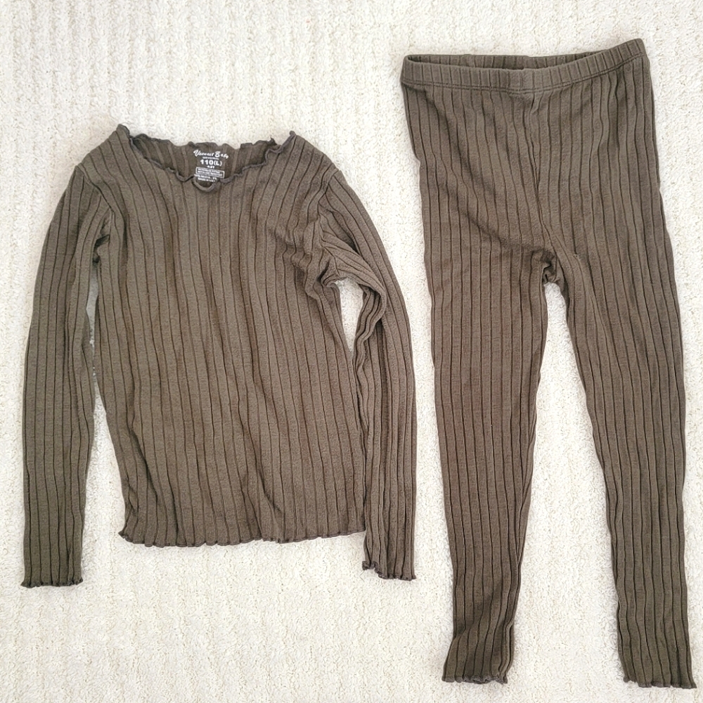 Dark Green Long Sleeve set of Pajamas size XS 4-5